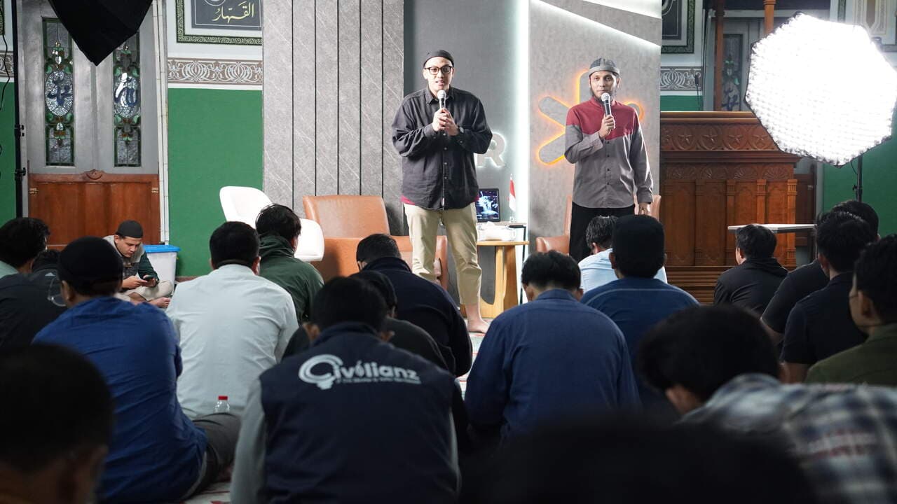 Dua ustadz menyampaikan kajian di hadapan jama'ah